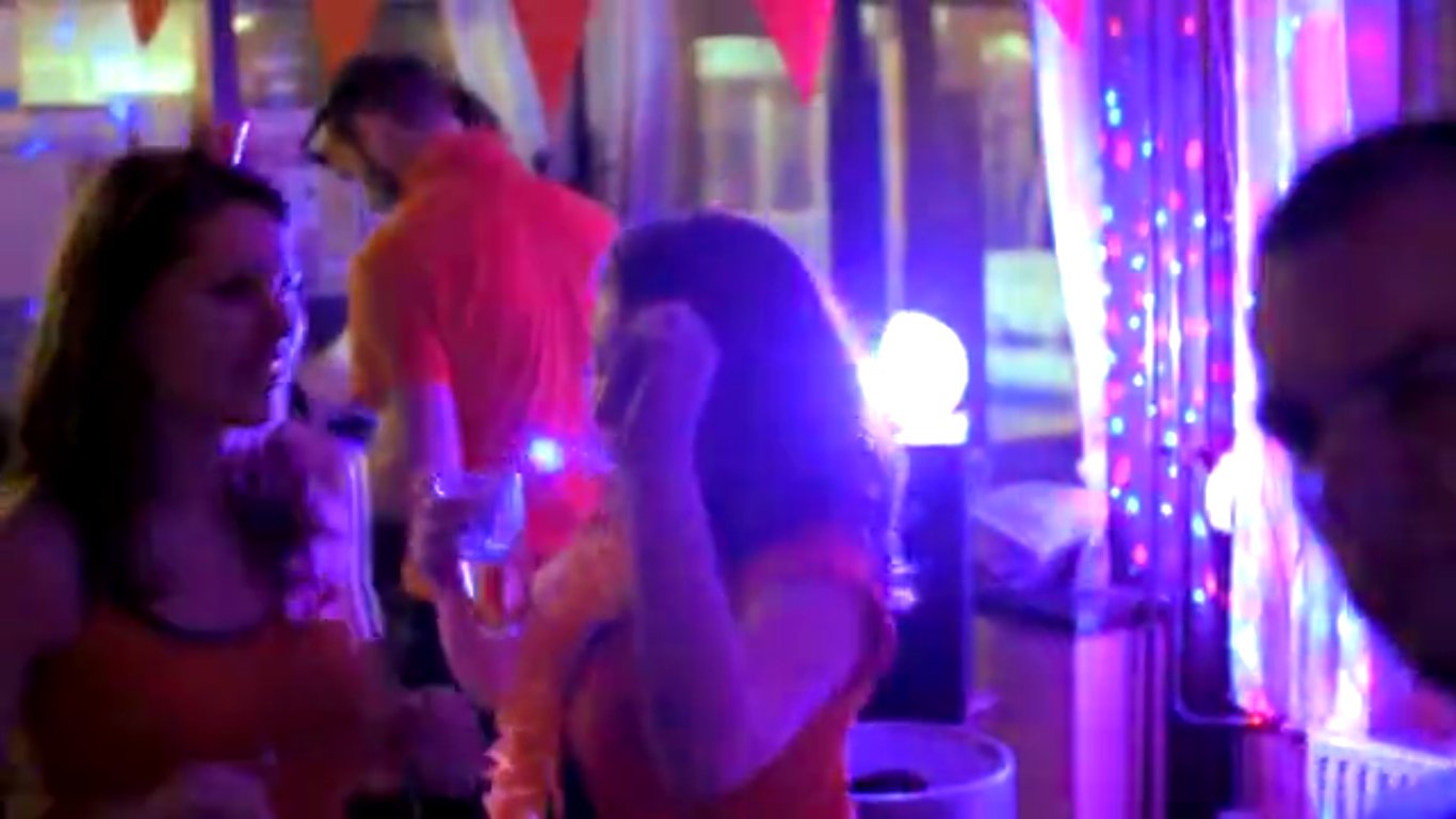 Koningsdag feest met oranje sfeer in het publiek